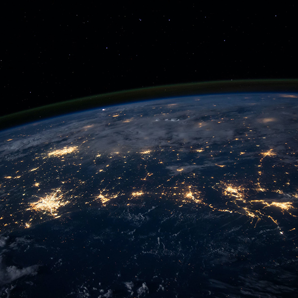 Aprueba el tratado sobre la exploración del espacio ultraterrestre